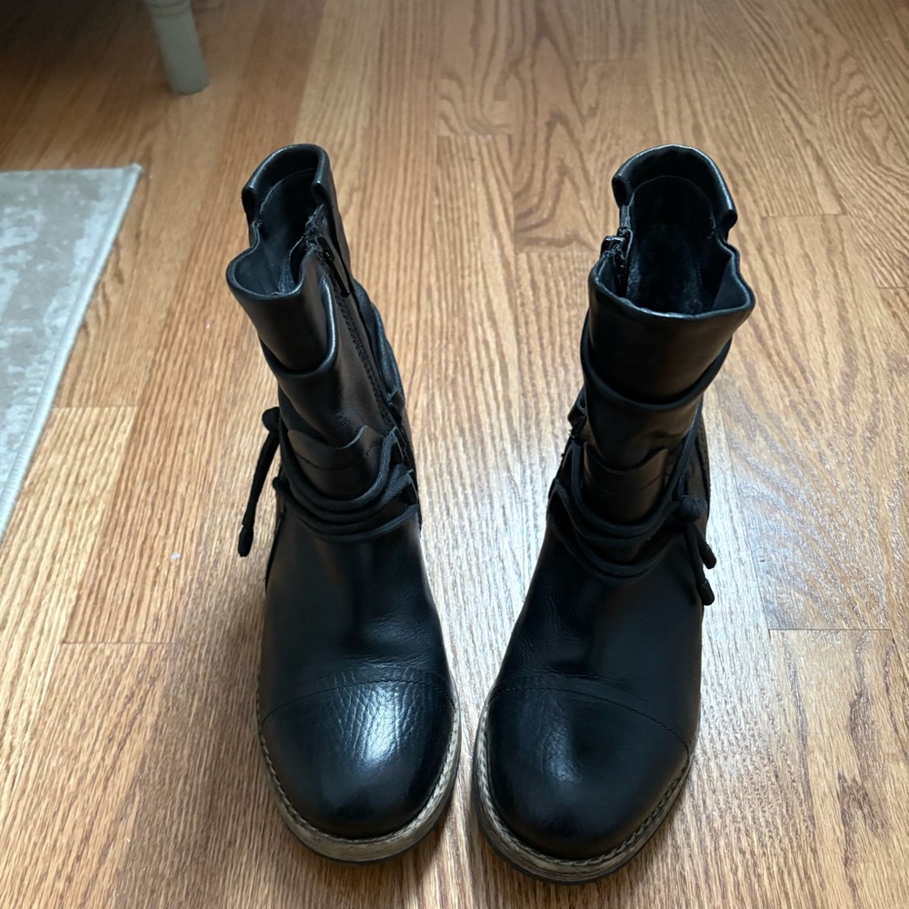 Zip up boot